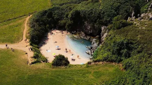 Insolite : la plage de Gulpiyuri en Espagne !