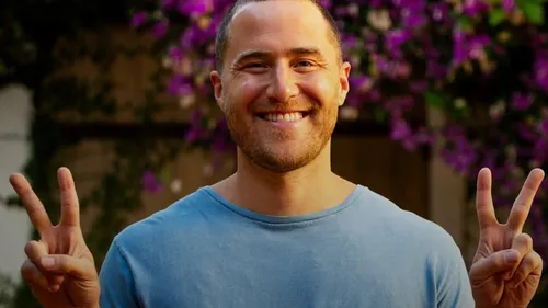 Mike Posner revisite " I took a pill in Ibiza"