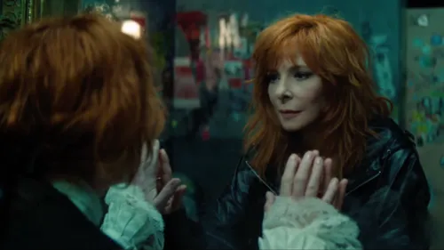 Mylène Farmer dévoile le clip intriguant de "C’est à qui le tour"