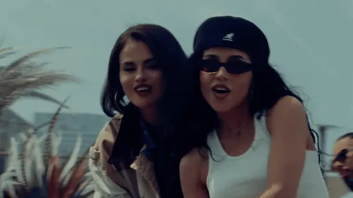 Benny Blanco invite Selena Gomez et Becky G sur son nouveau single