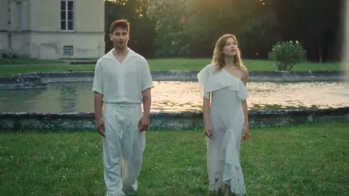 Julien Lieb s’essaye à la vie de chatelain dans son nouveau clip
