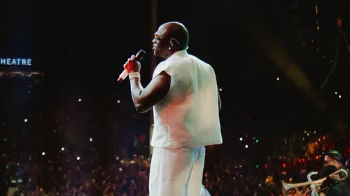 Akon dévoile un nouveau clip étonnant pour prolonger son...
