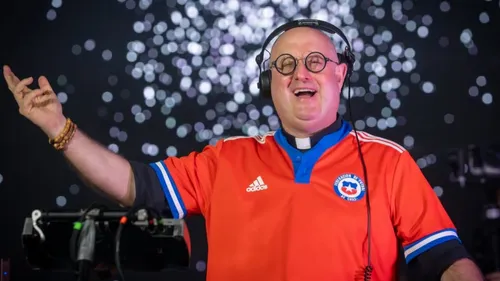 Padre Guilherme : le prêtre portugais qui fait danser la planète