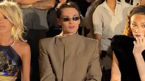 Peso Pluma s'affiche à la Fashion Week de New York