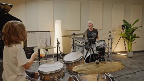 Chad Smith joue les prof surprise de batterie