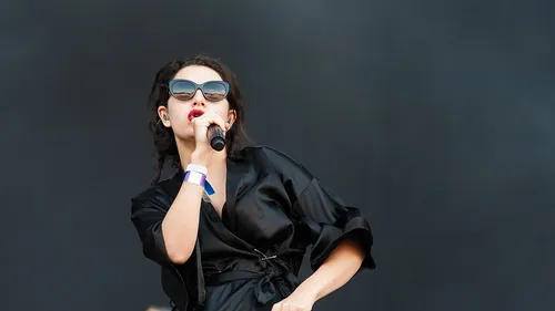 Charli XCX dévoile la pochette de son nouvel album événement
