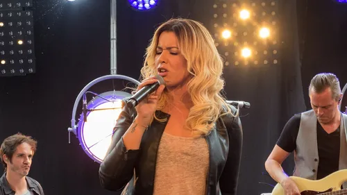 Une chanteuse règle ses comptes avec Chimène Badi : "Pas sympa"