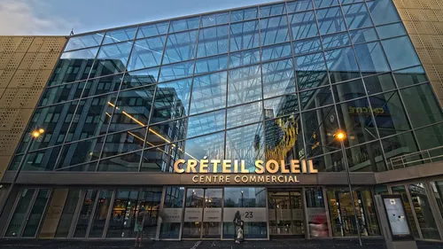 Créteil : ils foncent dans le centre commercial à la...