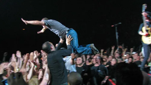 Une spectatrice poursuit le groupe responsable de sa paralysie 