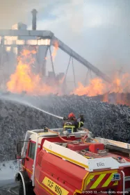 Biganos : l'incendie à la papeterie Smurfit maîtrisé mais toujours...