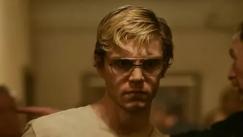 « Dahmer » : pourquoi le père du tueur en série envisage de porter...
