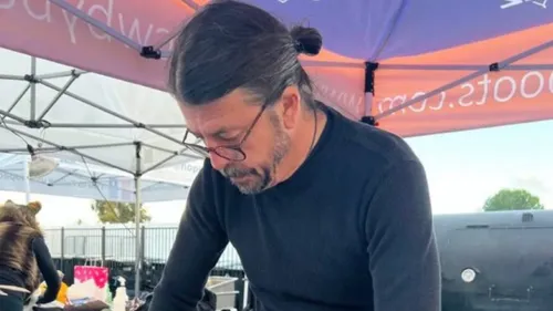Dave Grohl cuisine pour les sans-abris
