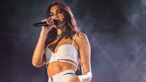 Dua Lipa reprend "I Don’t Want to Miss a Thing" d’Aerosmith et elle...