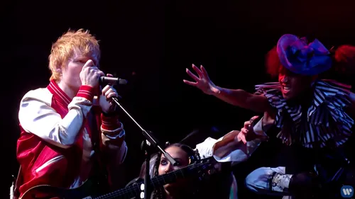 Ed Sheeran se met au metal (VIDEO)