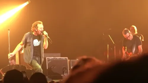 Pearl Jam rend hommage à Taylor Hawkins en ouverture de leur...