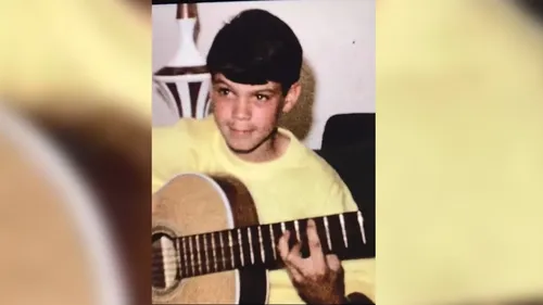 Une vidéo inédite et émouvante d’Eddie Van Halen enfant publiée par...