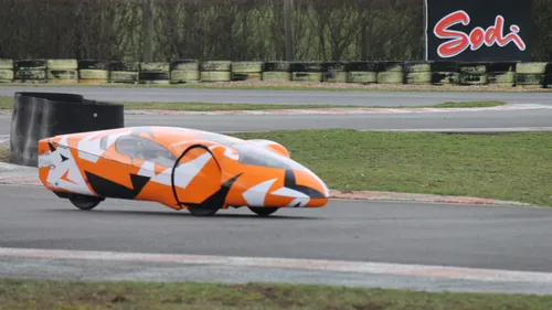 Une association orléanaise crée une voiture insolite pour remplir...