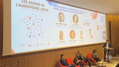 Les médias locaux à la fête lors des premières assises de...