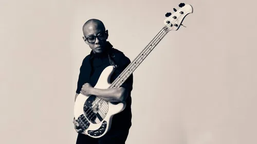 Guitares et guitaristes de légende : la basse Sting Ray "Marylin"...