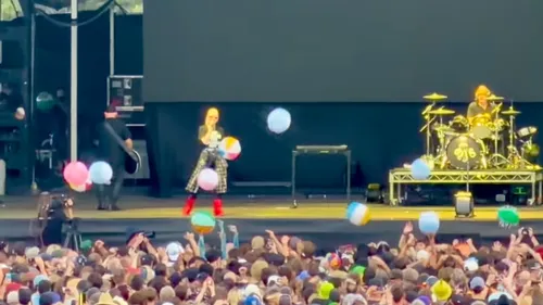 Shirley Manson poursuivie par la polémique des ballons