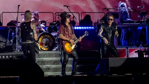 L’ancien manager de Guns N Roses poursuit le groupe en justice