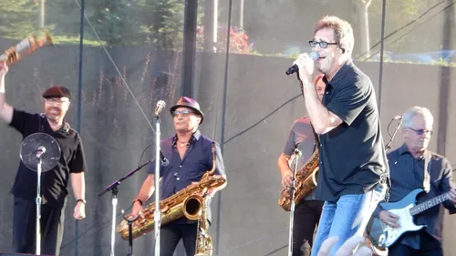 Le chanteur de "The Power of love" écrit une comédie musicale 