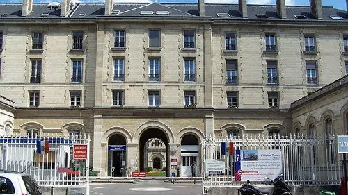 Le gynécologue parisien accusé de viols écarté de ses...