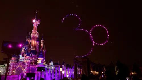 À Disneyland Paris, 200 drones éclairent le ciel dans un show...