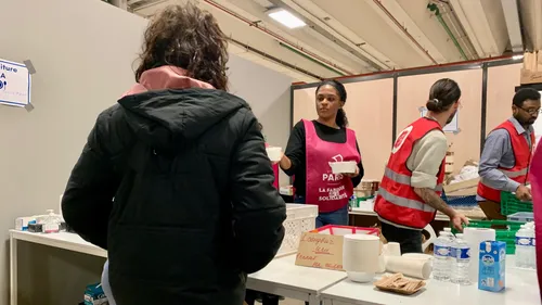 À Paris, les réfugiés ukrainiens sont accueillis dans un hall du...