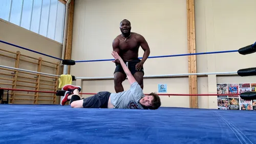 À la découverte des catcheurs de Nanterre, entre sport intense et...