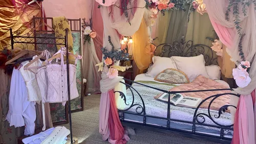 Découvrez la chambre secrète mise à disposition par le Moulin Rouge...