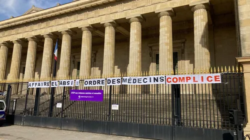 Bordeaux : Manifestation en soutien aux victimes d'agressions...