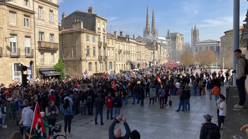 Banderole géante et Village de lutte à la veille de la 11eme...