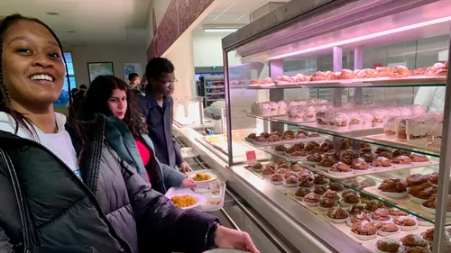 Une cheffe étoilée cuisine pour les étudiants à l'université Paris 8