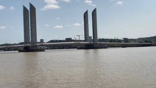 Pont Chaban Delmas : manoeuvre exceptionnelle pour le départ du...