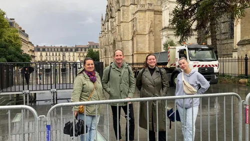 Charles III à Bordeaux : certains sont arrivés très tôt place Pey...