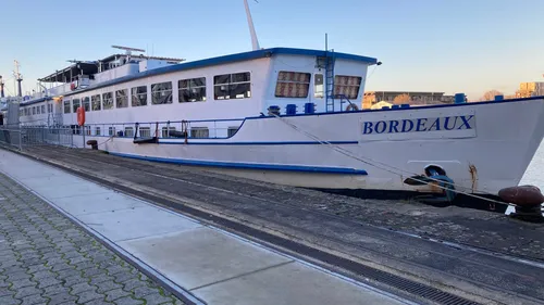 Bordeaux : un ancien bateau de croisière reconverti en hébergement...