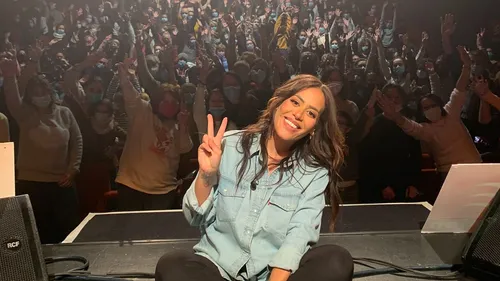 Amel Bent : découvrez les premières images de son showcase privé...