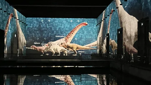 Les dinosaures débarquent aux Bassins des Lumières à Bordeaux