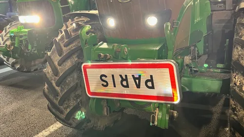 Essonne : l'autoroute A6 toujours bloquée par les agriculteurs 