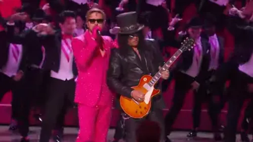 Oscar 2024 : Slash rejoint Ryan Gosling sur scène pour un "I’m Just...