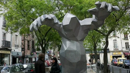 Tours : le monstre a quitté la place du Grand-Marché (photos)
