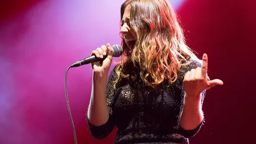 Izïa reporte son nouvel album et sa tournée à fin 2027