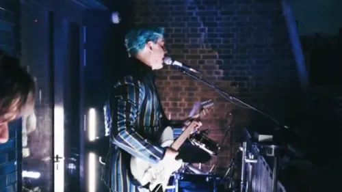 Jack White joue Seven Nation Army depuis le balcon de son magasin...