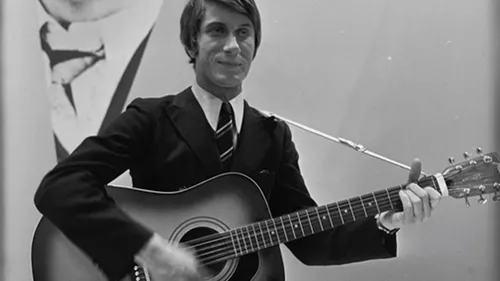 Guitares et guitaristes de légende : la Framus acoustique 1965 de...