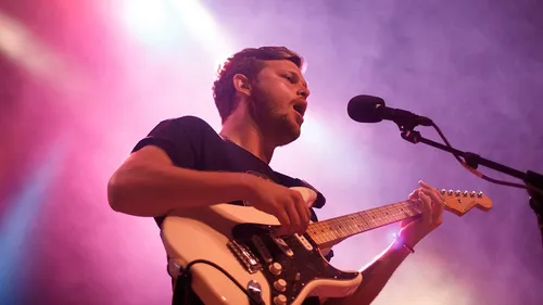 Joe Newman (Alt-J) lance sa carrière solo avec "Brush Me Like A Horse"