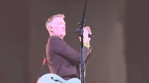 Queens Of The Stone Age débute son "Catacombs Tour" par un inédit,...