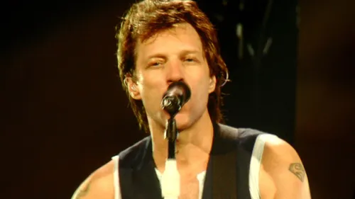 Jon Bon Jovi chante sous la Tour Eiffel... personne ne le reconnaît...