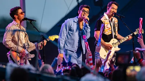 Quand un CV s’affiche en plein concert des Jonas Brothers… et...
