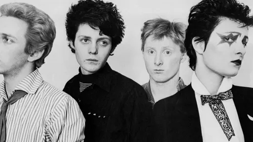 Mort de Kenny Morris, 1er batteur « officiel » de Siouxsie and the...